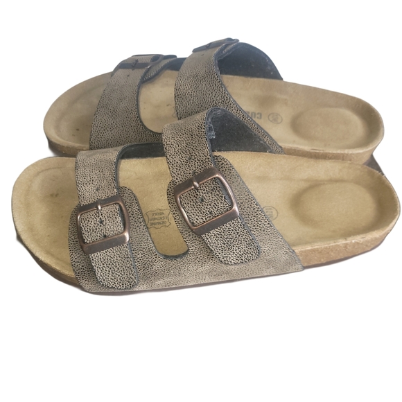 Cushionaire Brown Buckle Top Sandals 10W - Picture 1 of 6